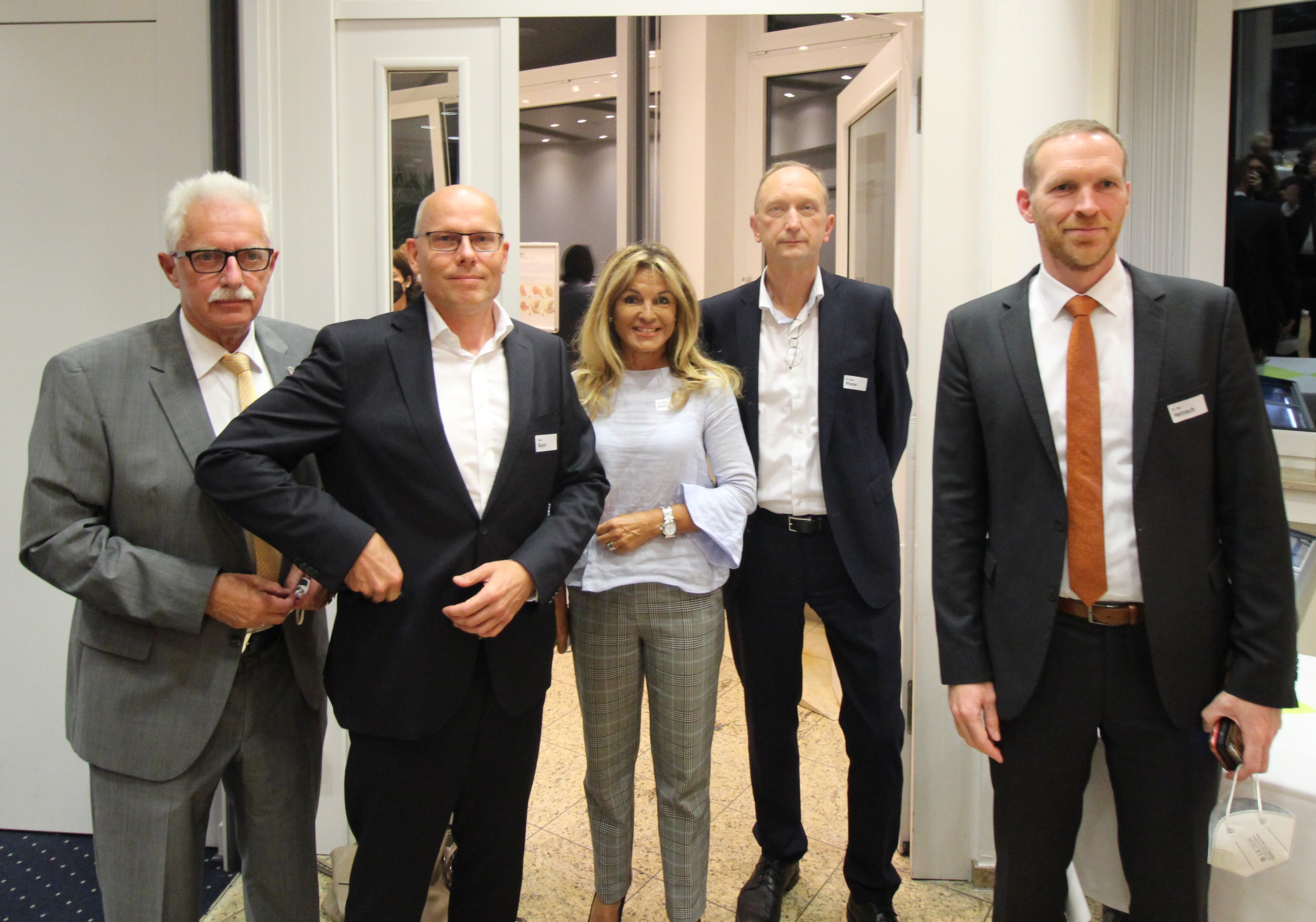 Foto: Peter Beyer (2.v.l.) und Klaus Wiener (4.v.l.) zusammen mit Thomas Hendele, Michaela Noll und Jan Heinisch
Fotonachweis: CDU, Andreas Graaf-von der Ahe