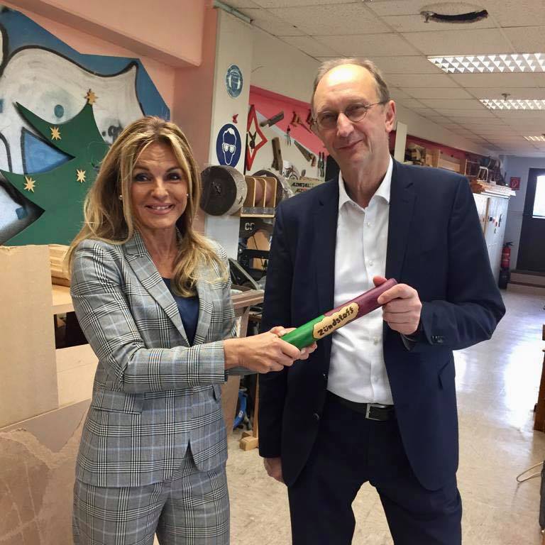Stabbergabe: Klaus Wiener bernimmt von Michaela Noll die Schirmherrschaft des SKFM-Schulprojektes Zndstoff
