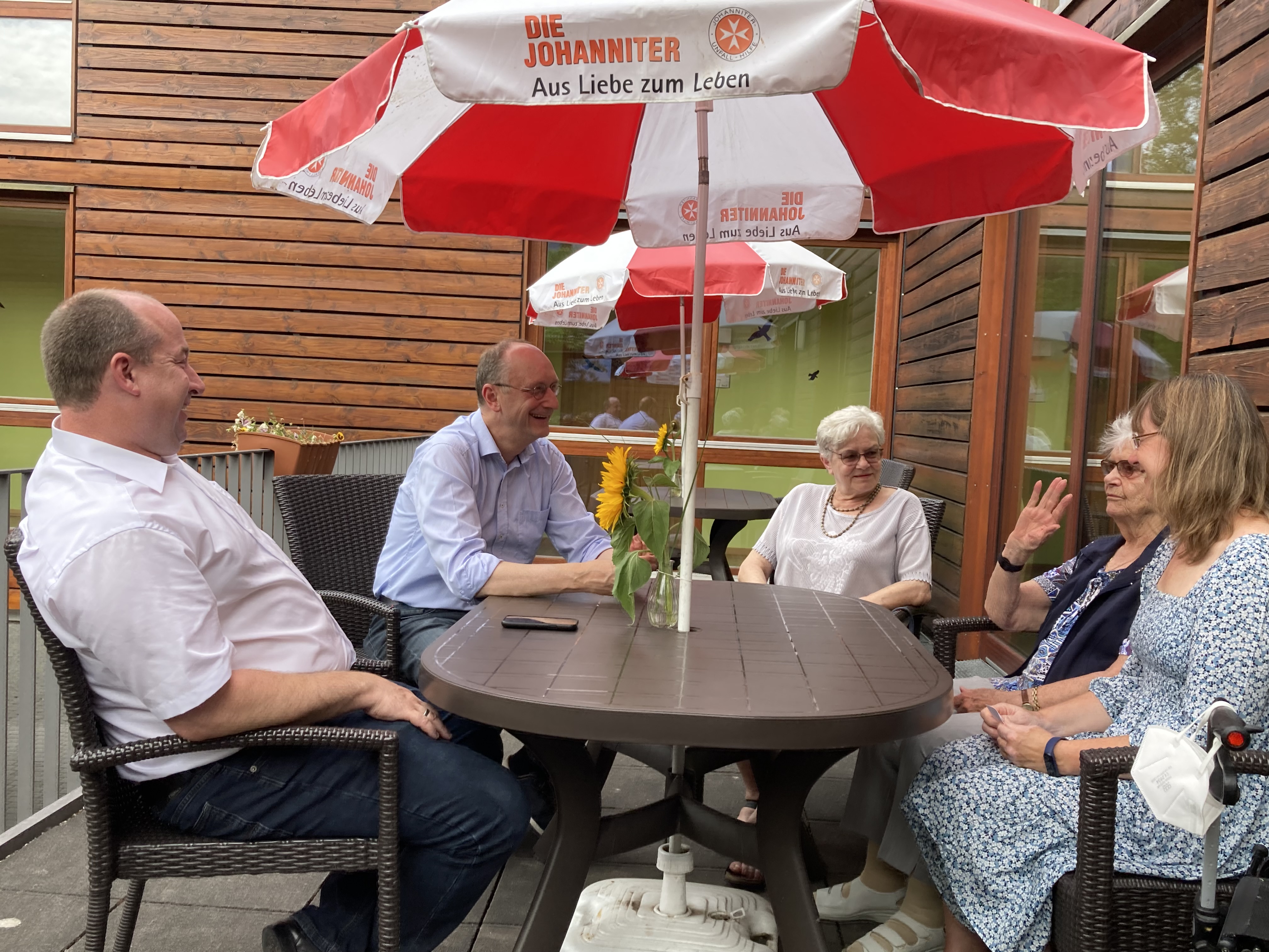 Lebendiger Austausch in der Begegnungssttte: Dr. Klaus Wiener (2. V. l.) zu Besuch im Johanniter-Haus Erkrath. 