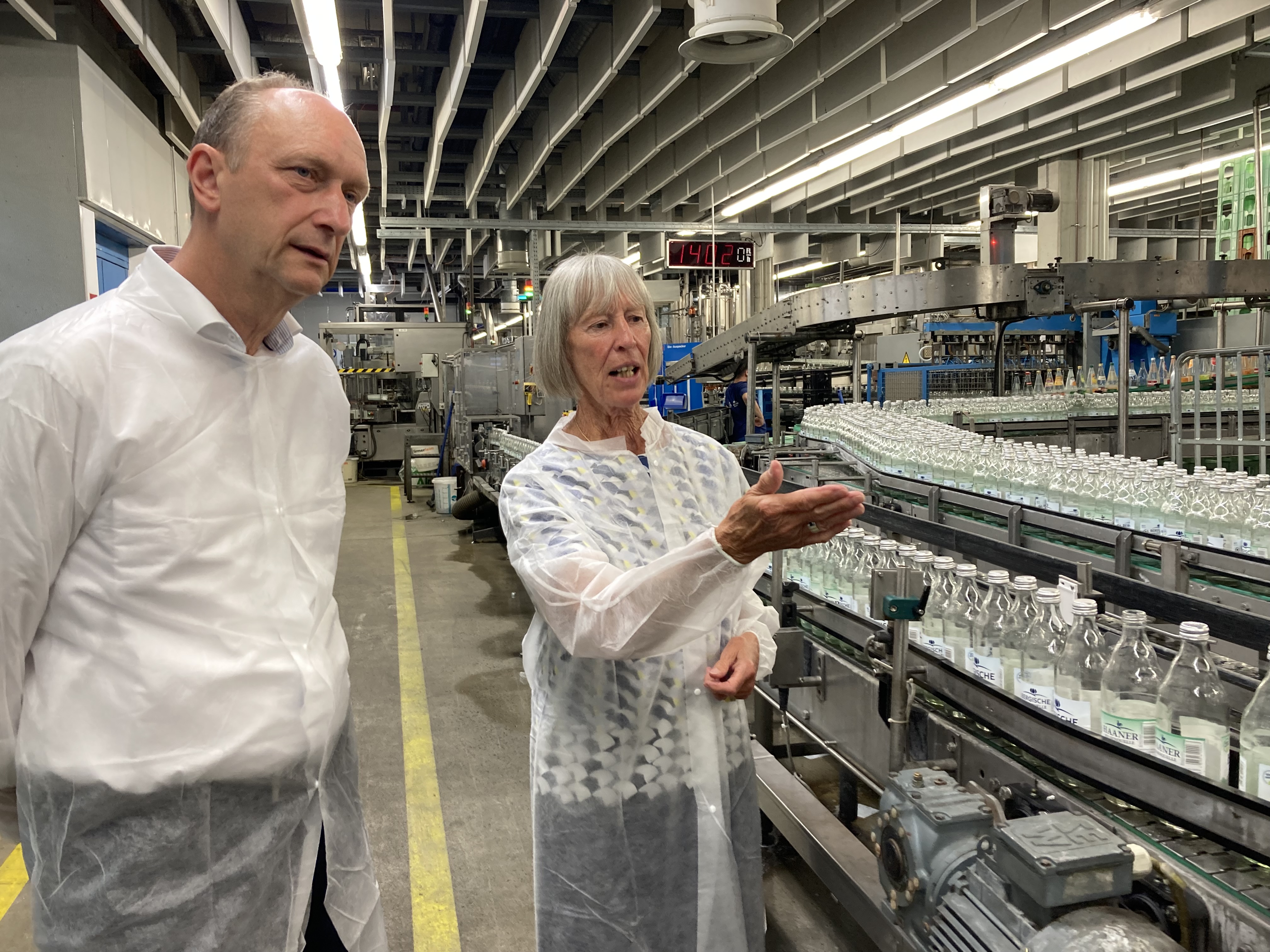Einblick in die Getrnke-Produktion: Gabriele Rmer zeigt Dr. Klaus Wiener die Ablufe in der Felsenquelle. 
