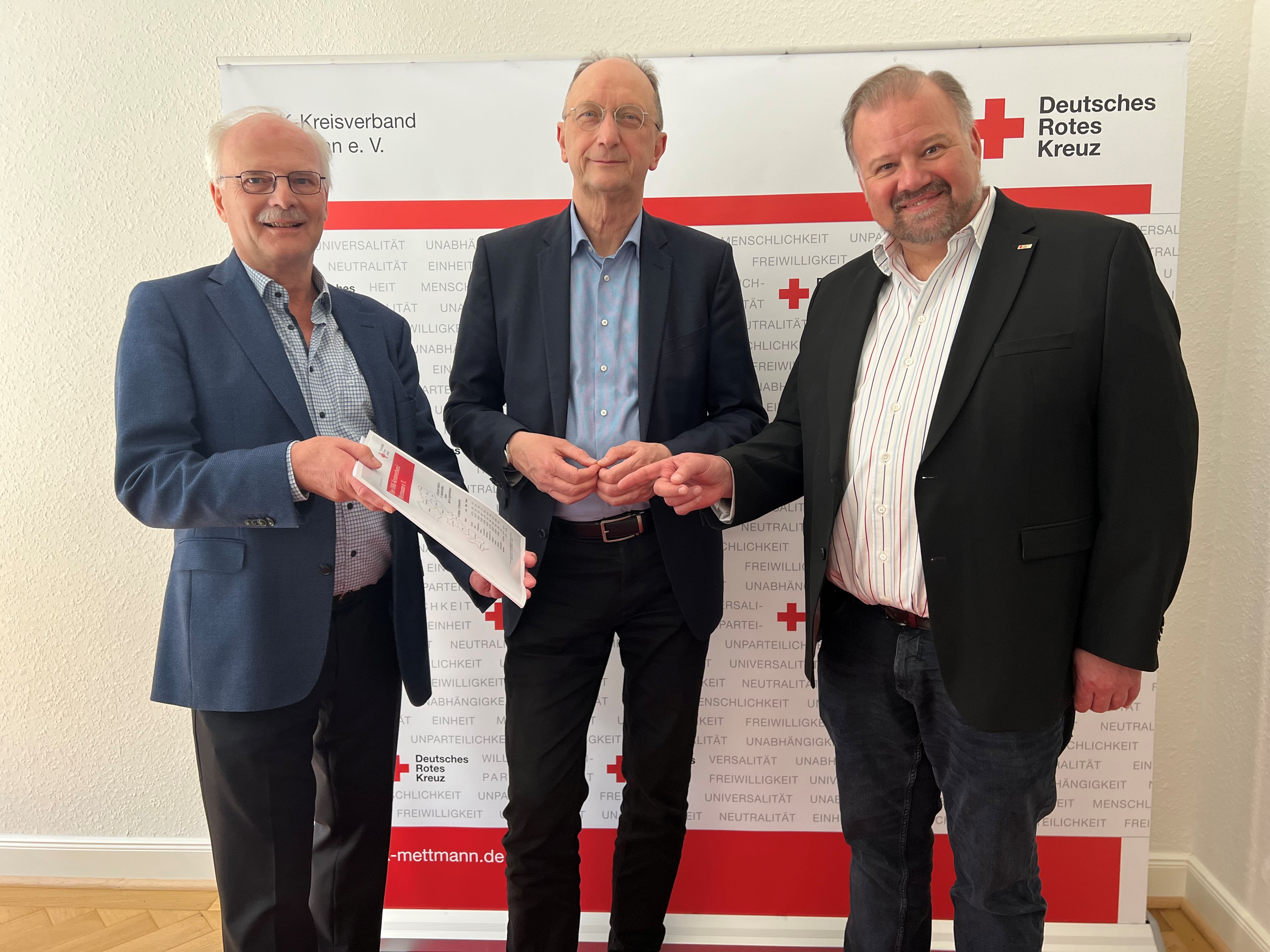DRK-Kreisvorsitzender Norbert Danscheidt, Dr. Klaus Wiener MdB, DRK-Kreisgeschftsfhrer Stefan Vieth (v. l.). Foto: Bro Dr. Klaus Wiener