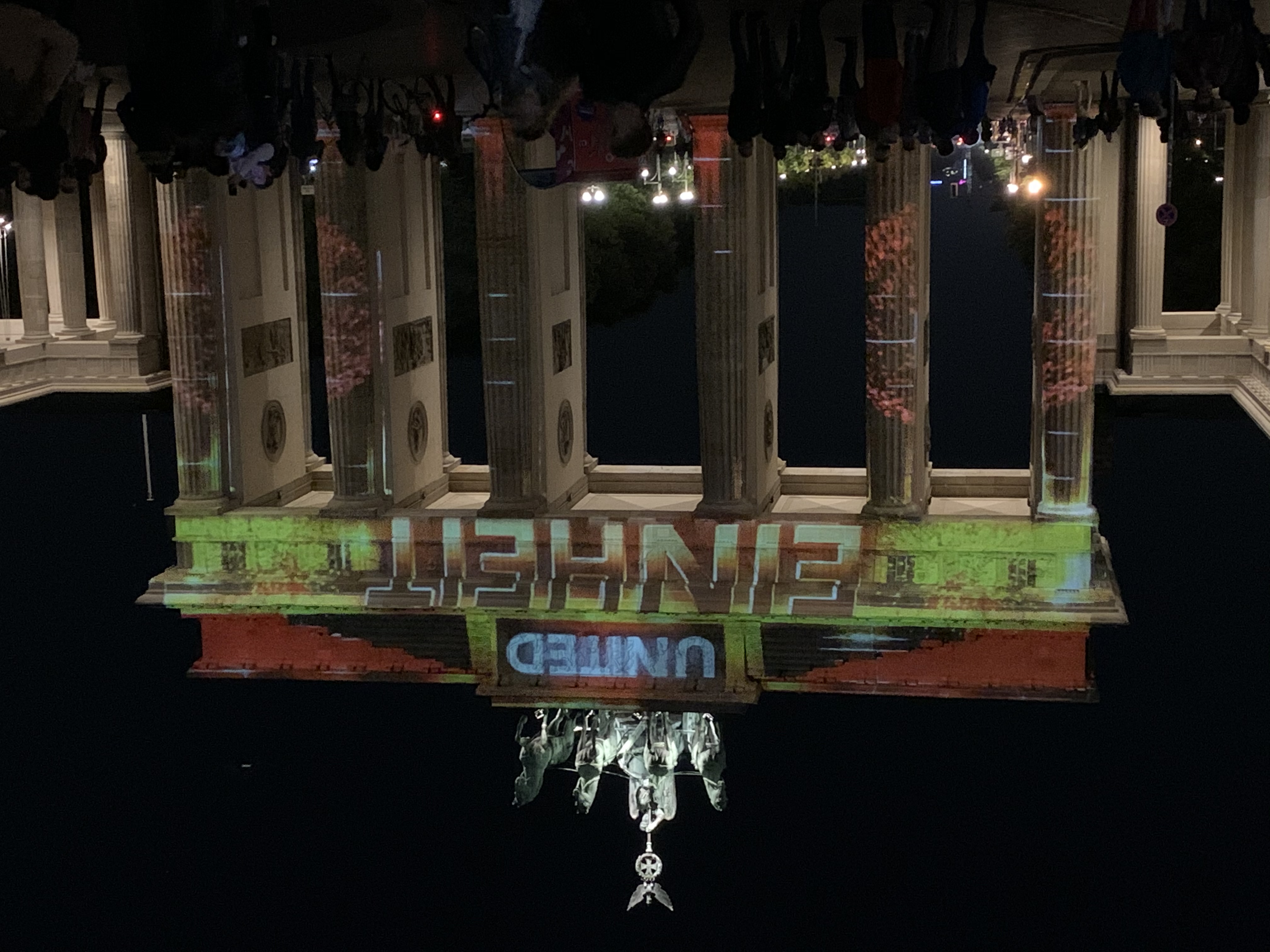Das Foto vom Brandenburger Tor habe ich beim Lichterfest in Berlin vor drei Jahren gemacht. Durch dieses Tor bin ich whrend meiner Berliner Jahre jeden Arbeitstag mit dem Fahrrad gefahren. Und jeden Tag aufs Neue habe ich gedacht: Was fr ein Glck! 